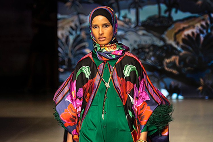 İmannoor defilesinde ünlü Model Rawdah Mohamed ile büyüledi