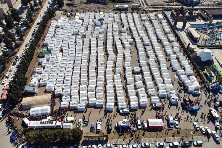 Geçici barınma alanlarının inşa çalışmaları sürüyor