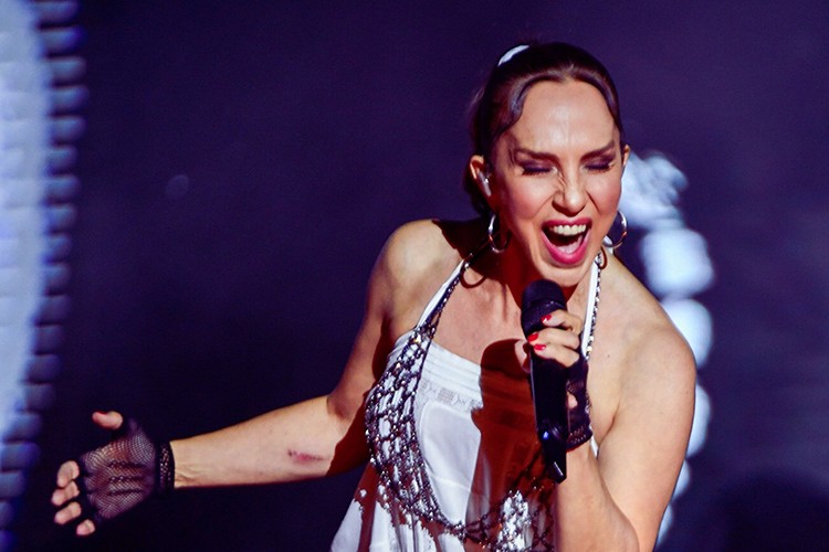 Önce salladı sonra yıktı