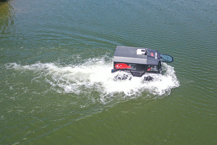 Bataklık ve su yüzeyinde de gidebilen arazi aracı Bursa'dan 12 ülkeye ihraç ediliyor