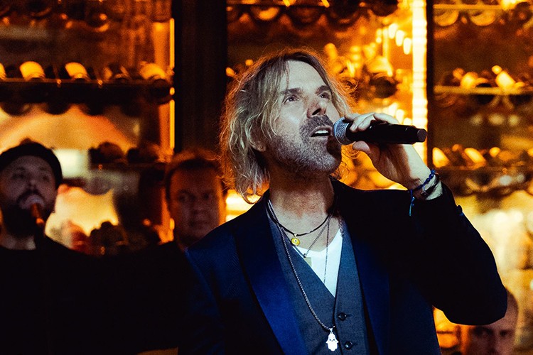 Soner Arıca, yeni imajıyla dikkat çekti