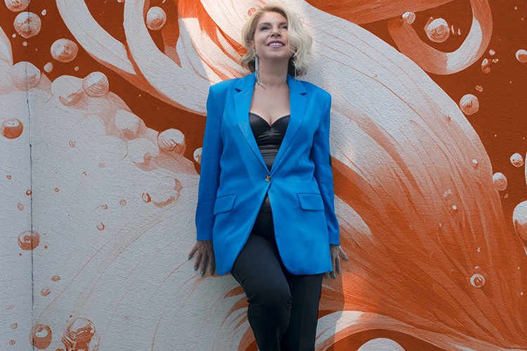 Tek şarkı 3 versiyon 3 klip