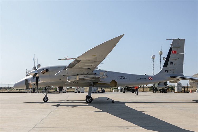 Bayraktar Akıncı hava hedeflerini Kemankeş 1 ile vurdu