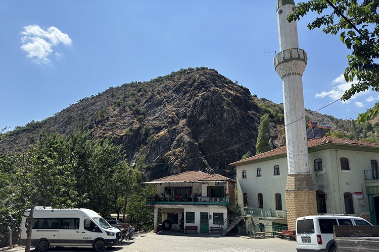 Heyelan korkusuyla yaşayanlar için yeni bir mahalle kuruldu