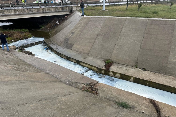Tekirdağ'da Kavak Deresi'nin rengi değişti