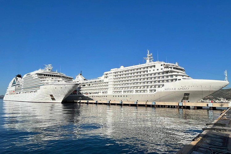 "Silver Spirit" ve "Seabourn Encore" Bodrum'da