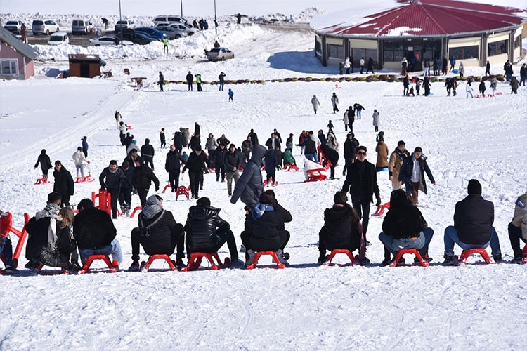 Karacadağ Kayak Merkezi'nde pistler doldu