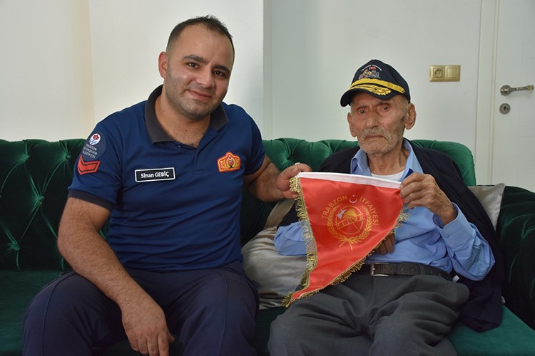 Dedesinin izinden giderek itfaiye eri oldu