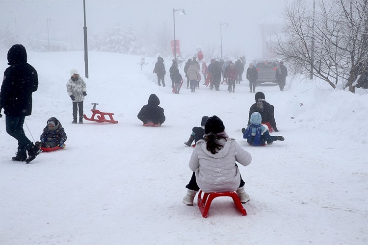 Doğa tutkunları Kümbet Yaylası'ndaki kar festivalinde buluştu