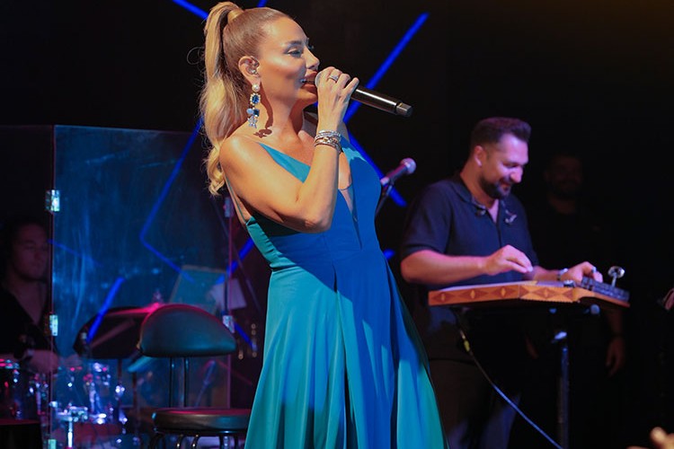 Konserini sisler altında bitirdi