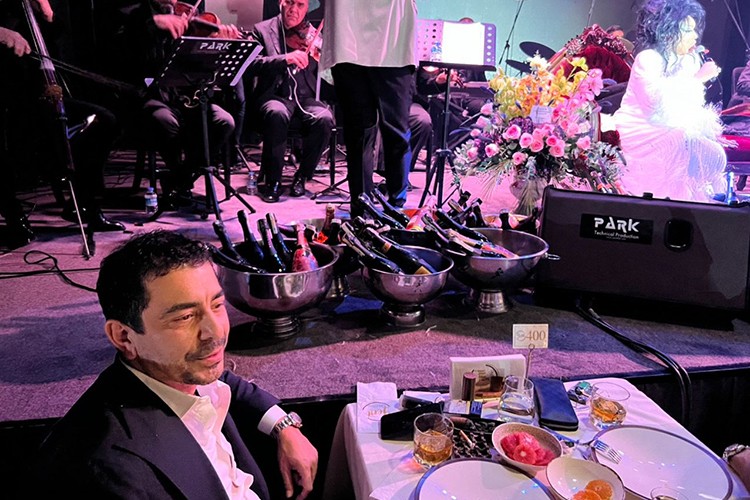 Murat Karabova'dan Bülent Ersoy'a şampanya jesti