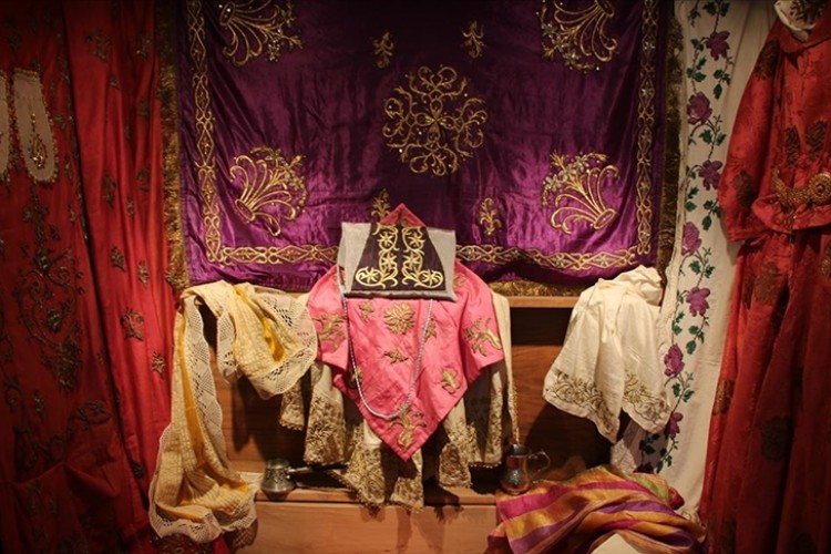 Sandıklardan çıkan desenlere yeniden hayat veriyor