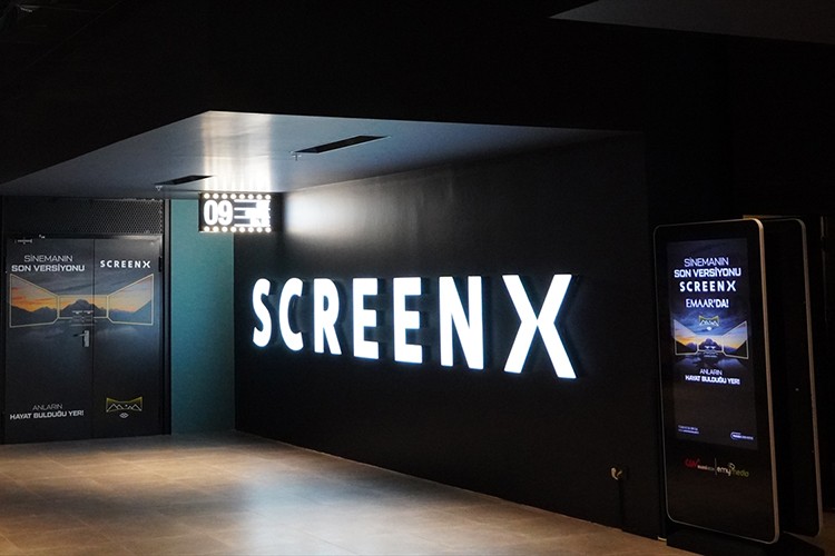 SrceenX teknolojisine sahip salonunu sinemaseverlerin hizmetine sundu