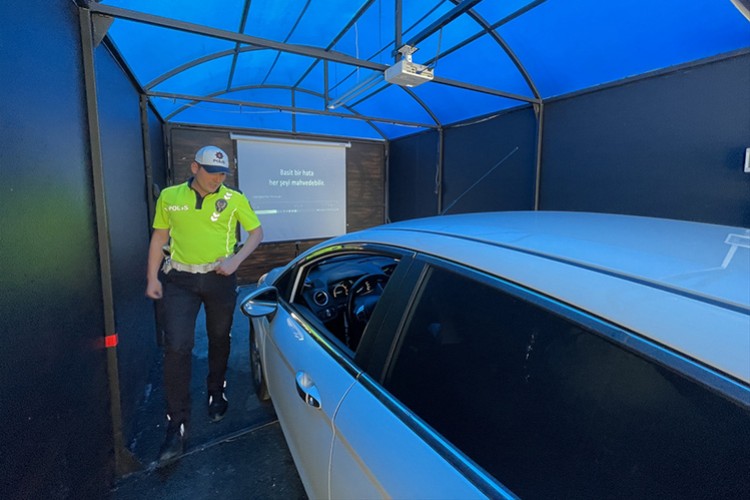 Sürücüler "Yaşam Tüneli"nde trafik kurallarıyla ilgili bilgilendiriliyor