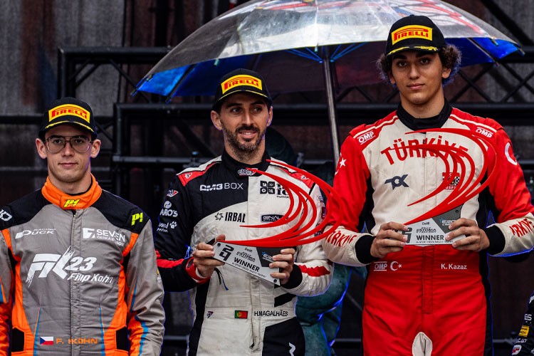 Genç pilot Kerem Kazaz Avrupa Ralli Şampiyonası'nda Milli Marşımızla podyumdaydı