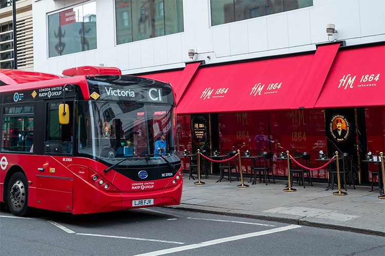 Hafız Mustafa 1864 artık Londra'yı da tatlandıracak