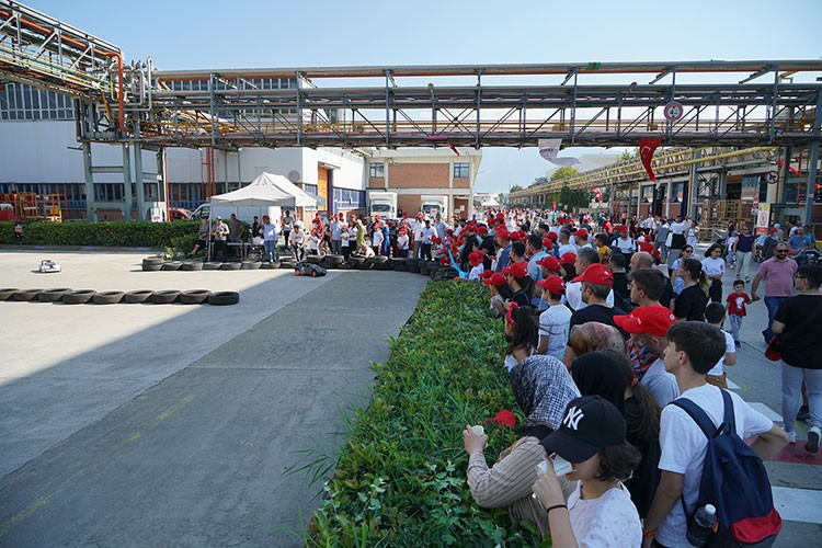 15 Bin Tofaş Çalışanı Cumhuriyet'in 100'üncü Yılını Kutladı