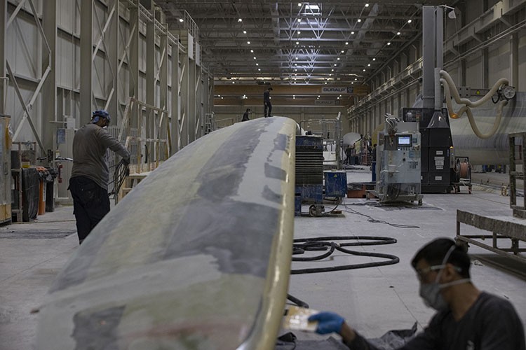 Rüzgar türbinleri İzmir'den "kanatlanıyor"