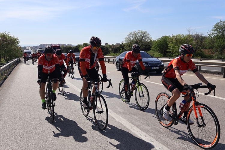 Humanis, 23 Nisan'da Çanakkale'ye pedal çevirdi