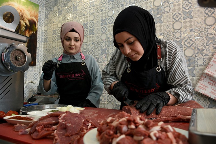 Çiler usta, mesleki eğitimlerle kendini geliştiriyor