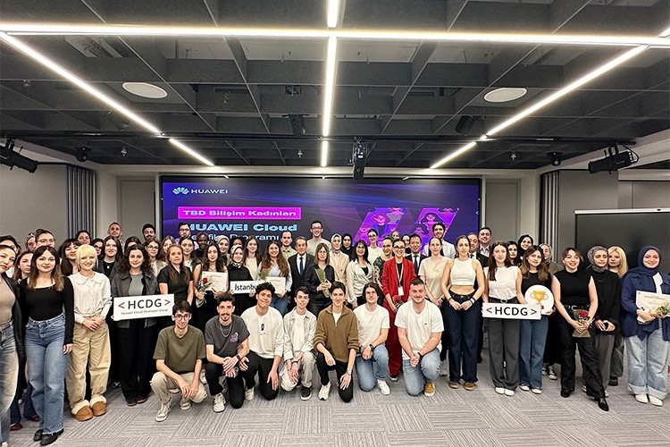 Huawei'den Kadın Bilişimcilere Küresel Sertifika