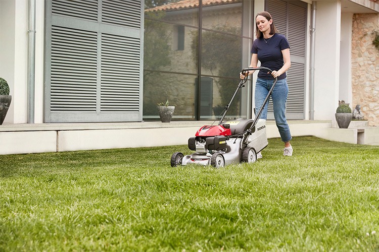 Akülü çim biçme makinesi ile kullanıcı dostu bir deneyim sunuyor