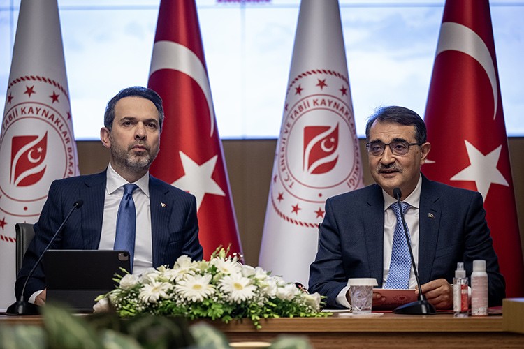 Enerji ve Tabii Kaynaklar Bakanı Bayraktar, görevi devraldı