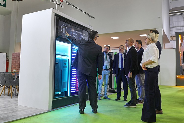 Huawei'den elektrikli araçlar için hızlı şarj teknolojisi