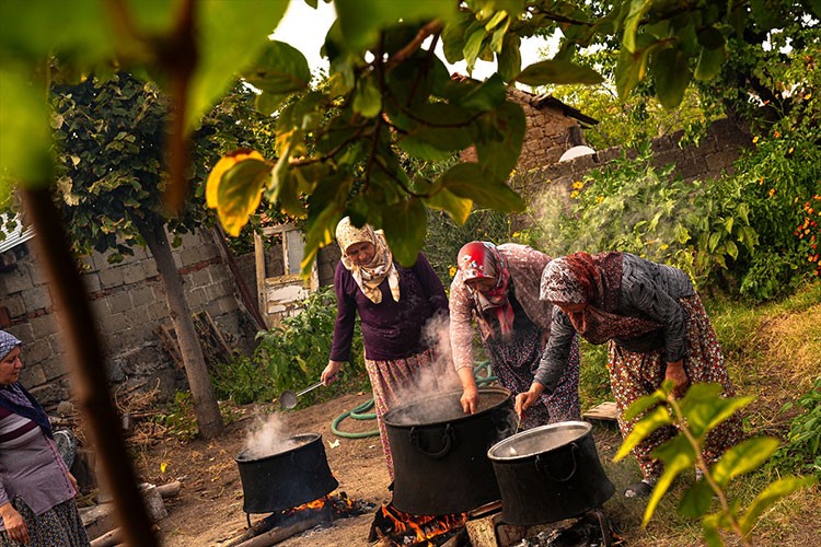 Çam kozalağı pekmezini imece usulü hazırlanıyor