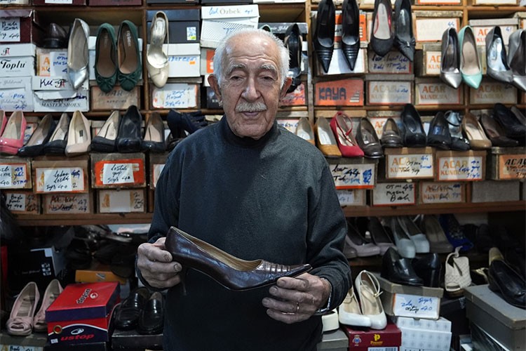 Yarım asırlık deri ayakkabılarına müşteri bekliyor