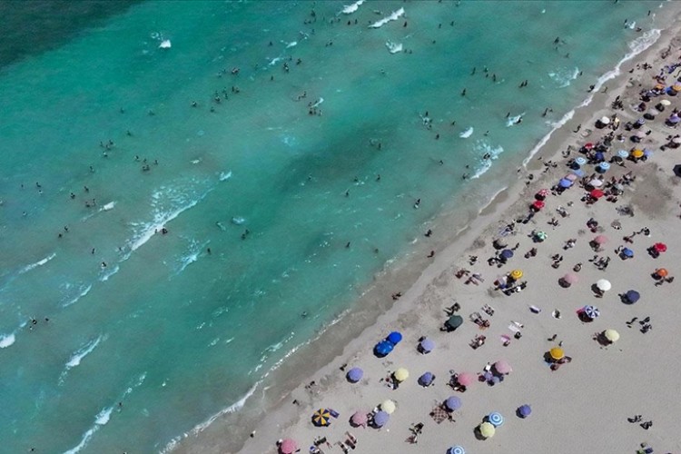 Bayram tatilinde Çeşme'nin otelleri de plajları da doldu