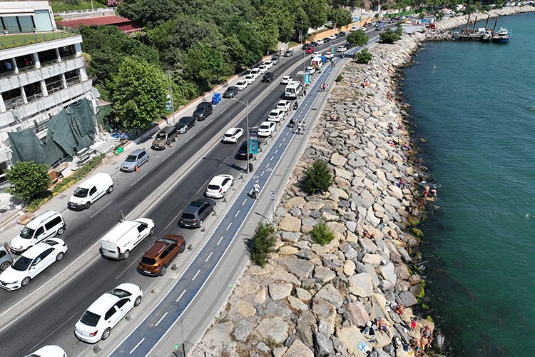 İstanbul'da sahil, park ve bahçelere akın