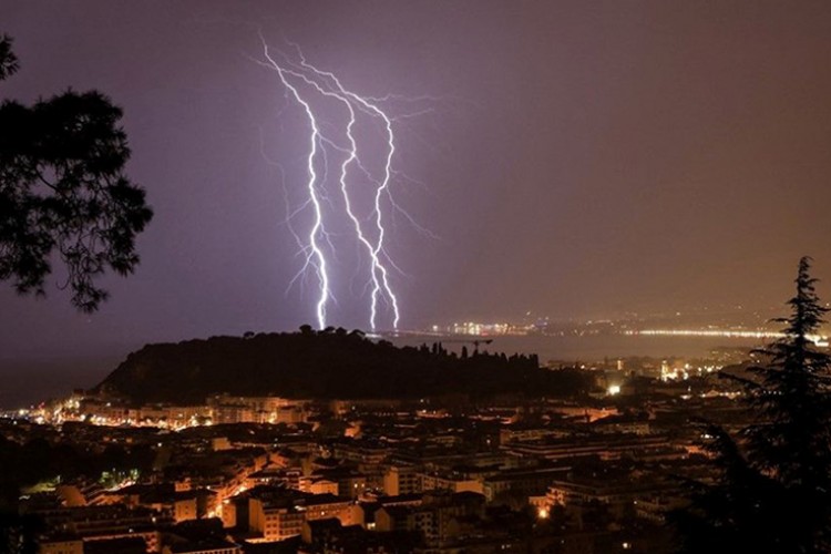 Fransa'da son 24 saatte 25 binden fazla yıldırım düştü