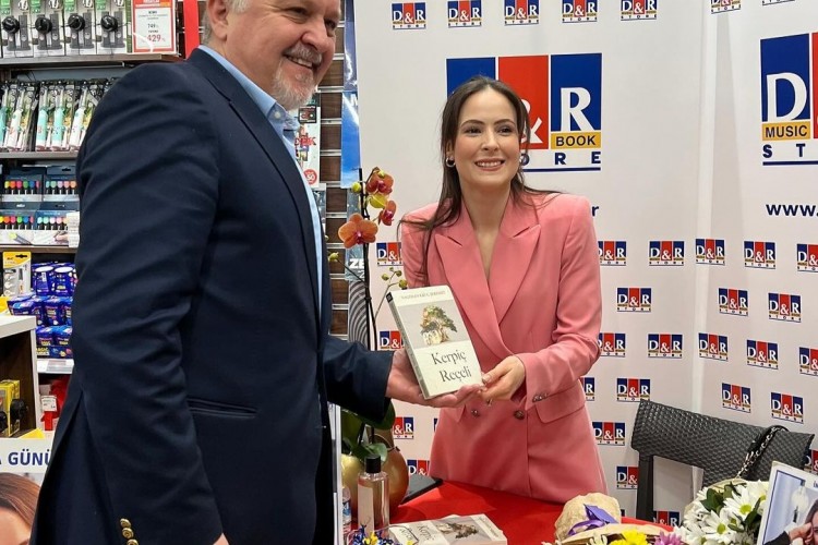 NAGEHAN KRUÇ ŞEREMET, OKURLARIYLA BULUŞTU