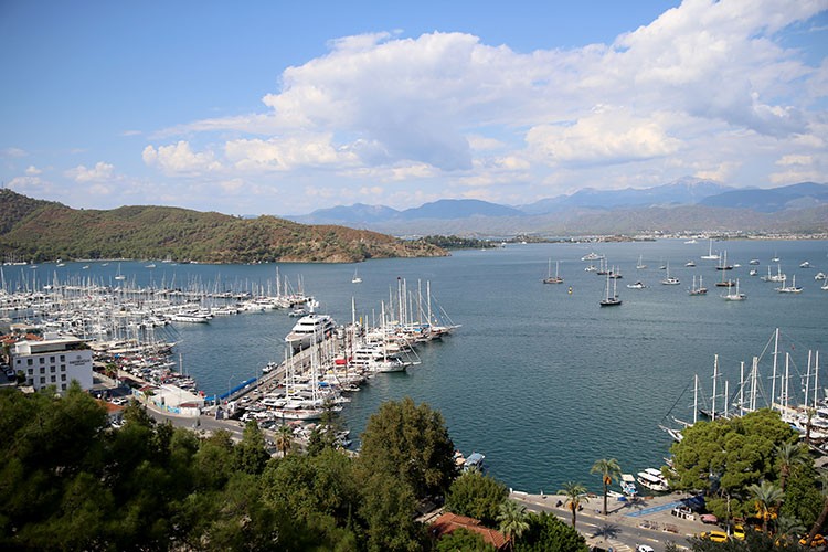 Fethiye'de lüks yat "Aurora"ya yakıt ikmali yapıldı