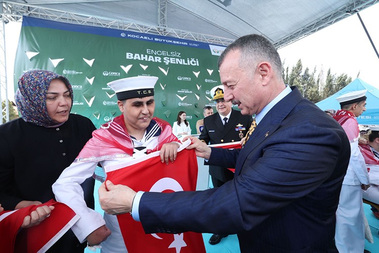 Vatan aşkıyla, çakı gibi asker oldular: