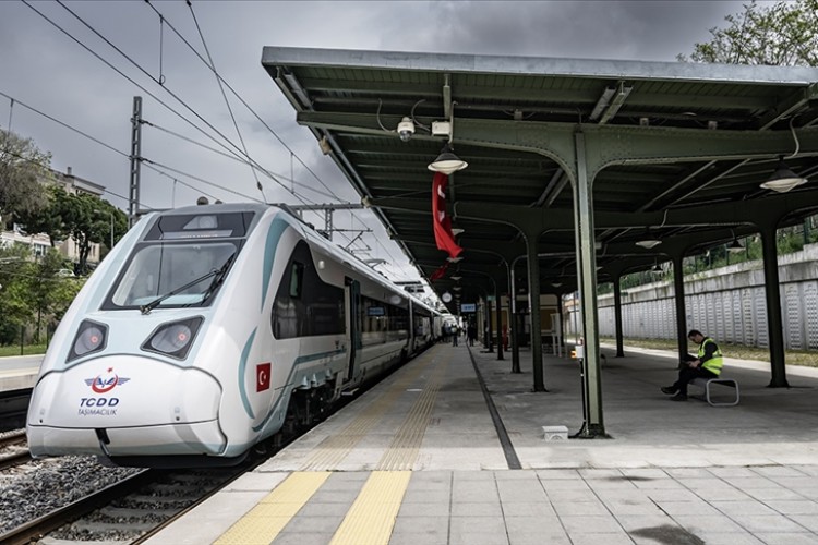 Bakan Uraloğlu, milli elektrikli tren setinin 1 yılda 575 bin yolcu taşıdığını bildirdi