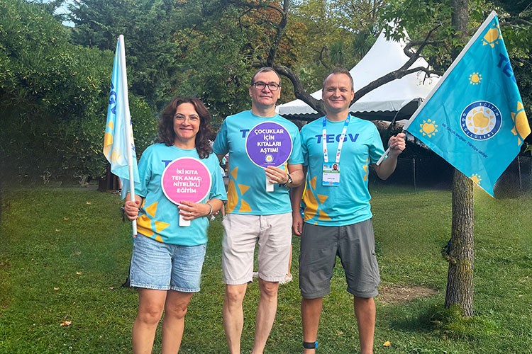 Yüzücüler kulaçlarını TEGV'li çocuklara eğitim desteği için attı