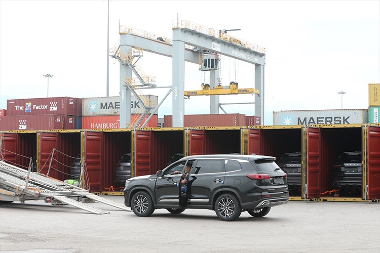 Kocaeli'deki limandan alıcılarına ulaştırılıyor