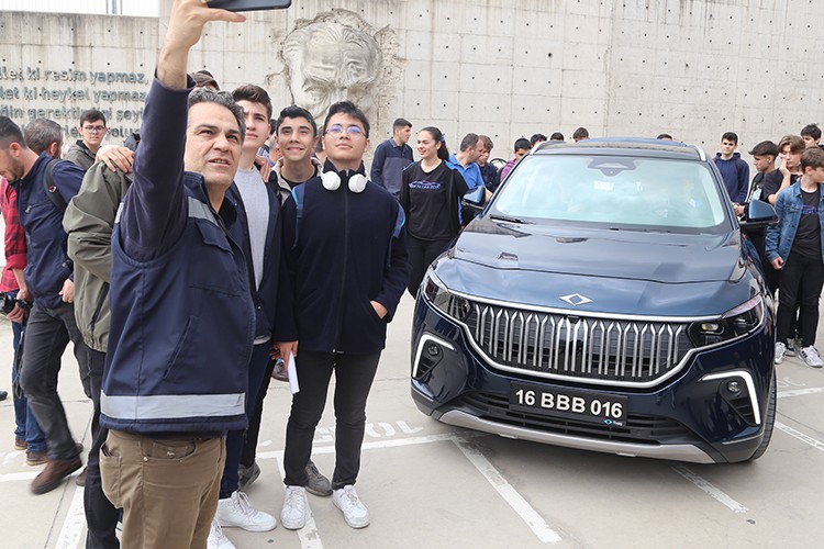 Togg, Bursa'da otomotiv lisesi öğrencilerine tanıtıldı