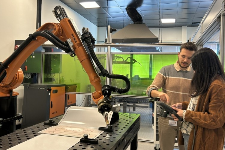 Mercedes-Benz Türk, Teknik Eğitim Merkezlerinde Şirket İçine ve Şirket Dışına Verdiği Eğitimlerle İşgücünün Donanımlı Yetişmesine Katkı Sağlıyor