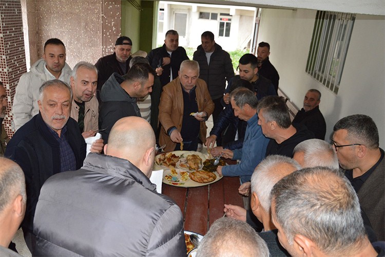 Bayram namazının ardından cemaatle kahvaltı geleneği yaşatılıyor