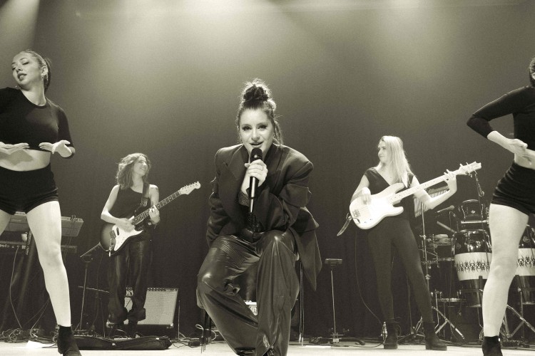 ATİYE İstanbul konserinde büyüledi