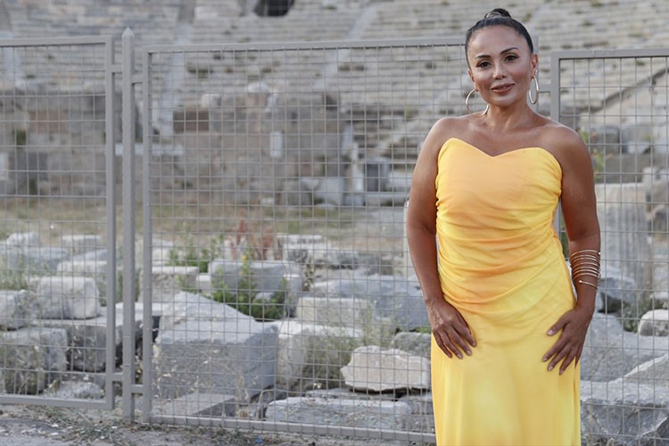 Anadolu'yu gezip insanlara opera sanatını aşılıyor