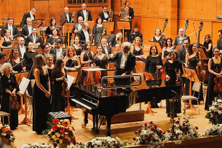 İzmir Devlet Senfoni Orkestrası Bulgaristan'da konser verdi