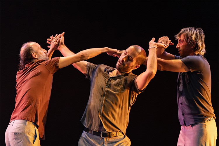 Mdtistanbul'un dans gösterisi "BİZ" prömiyer yaptı