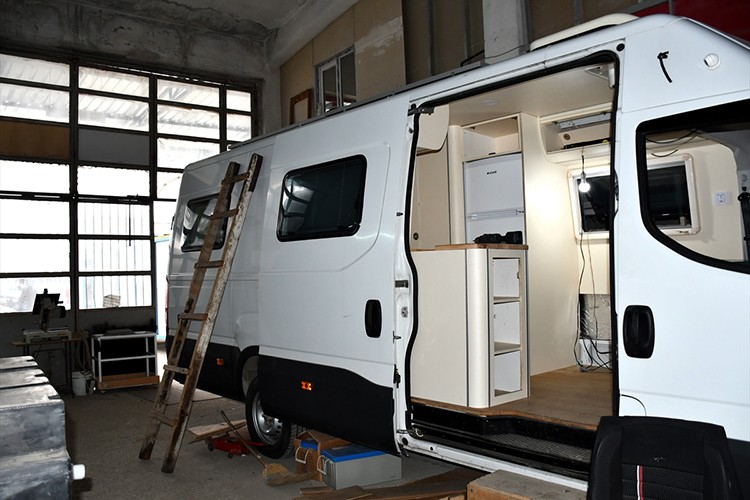 Minibüs ve otobüslerden dönüştürülen karavanlar dünyayı turluyor
