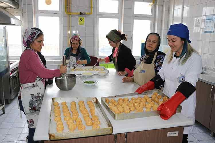 Edirne'de depremzede kadınlar için yemek kursu açıldı