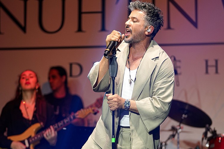 Kıbrıs Emre Altuğ ile daha sıcak