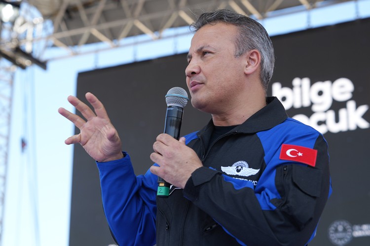 En iyi uzay hikayesi yazan çocuklar ödüllendirildi